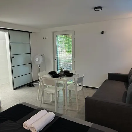Oasis Garden Apartment